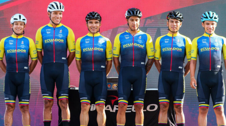 Los ciclistas ecuatorianos posan antes de las competencias en el Campeonato Panamericano de Ruta, en Panamá.