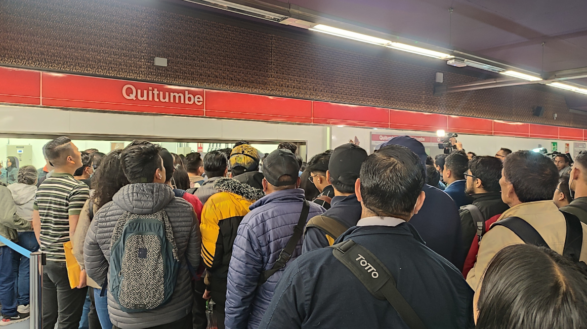 Usuarios del Metro de Quito hacen fila para comprar un boleto en la estación Quitumbe, el 4 de mayo de 2023.
