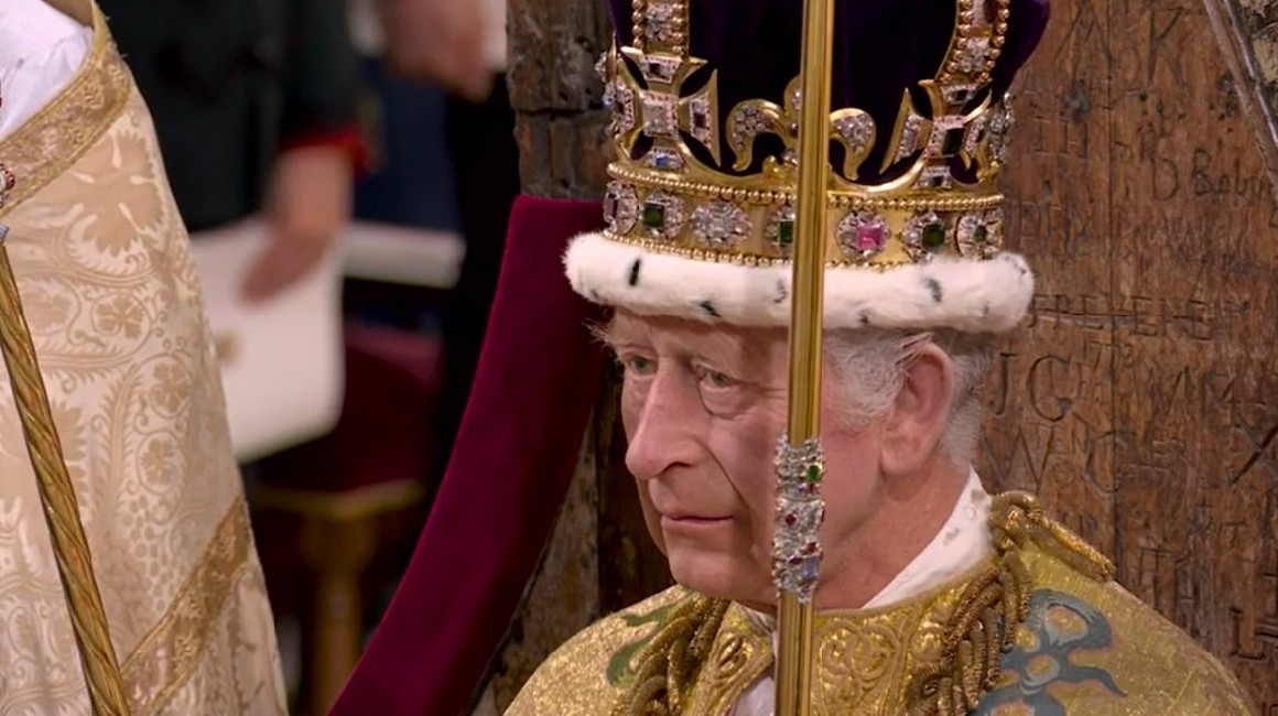 Carlos III porta la corona de San Eduardo como Rey del Reino Unido, el 6 de mayo de 2023.