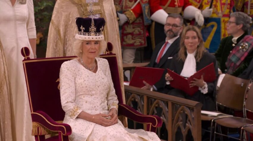 Camilla Rosemary Shand con la corona de Reina del Reino Unido.