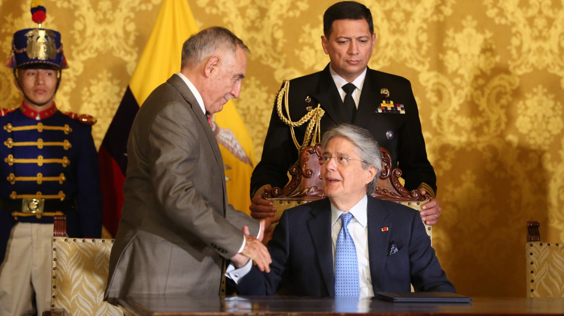 Paco Moncayo saluda al presidente Guillermo Lasso durante el evento de firma del decreto ejecutivo sobre la lucha contra el terrorismo, el 3 de mayo de 2023, en el Palacio de Carondelet (Quito).