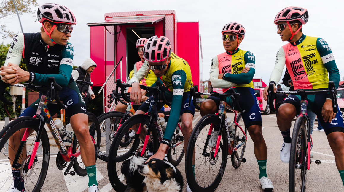 Jonathan Caicedo y Alexander Cepeda, con el EF Education - Easy Post en la Etapa 1 del Giro de Italia. 
