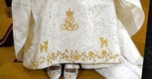 Detalle del vestido de Camila, con los corgis bordados.