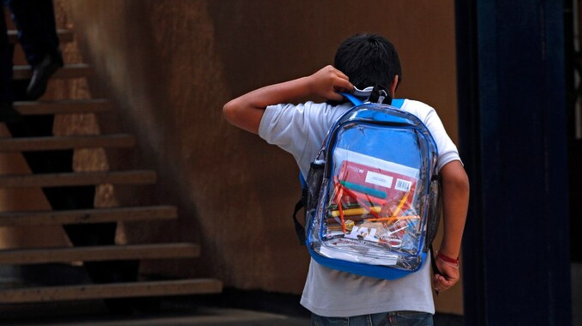 Cada vez aumenta la exigencia de usar mochilas transparentes en los colegios de E.UU. por las armas de fuego.