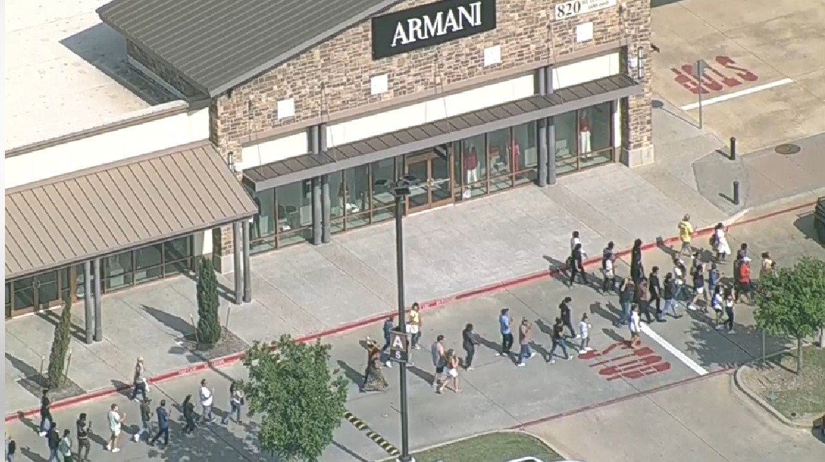 Gente evacuada del Allen Premium Outlets, por un tiroteo en esa ciudad de Texas.