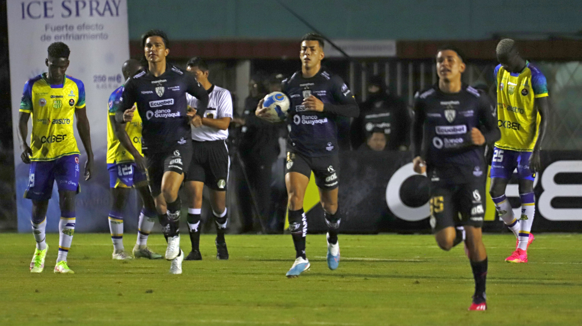 Michael Hoyos, después de anotar su gol en el partido de Independiente del Valle ante Gualaceo, el 6 de mayo de 2023.