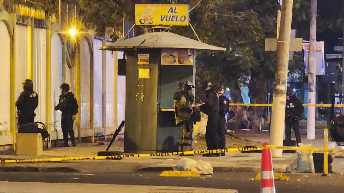 Unidades especializadas de la Policía hicieron explotar dos tacos de dinamita en Guayaquil.