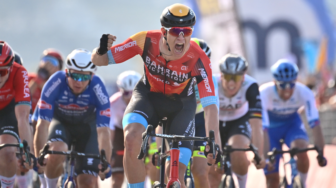 Jonathan Milan, en la meta de la Etapa 2 del Giro de Italia, el 7 de mayo de 2023.