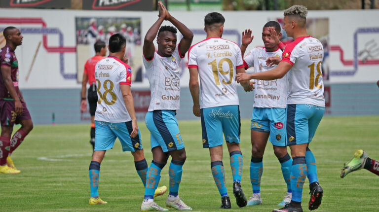 Los jugadores de El Nacional celebran su gol ante Mushuc Runa, en Echaleche, el 7 de mayo de 2023.