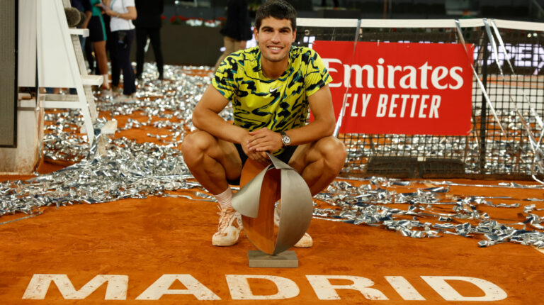Carlos Alcaraz, con su trofeo de campeón del Masters de Madrid, el 7 de mayo de 2023.