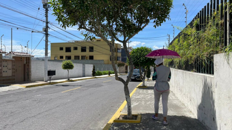 Una persona camina con una sombrilla en una calle del norte de Quito, el 8 de mayo de 2023. El Inamhi alerta sobre el peligro de no protegerse.