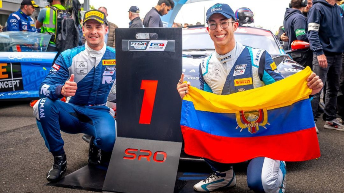 El piloto ecuatoriano Mateo Villagómez celebra su triunfo en el GT4 de Francia, el 7 de mayo de 2023.