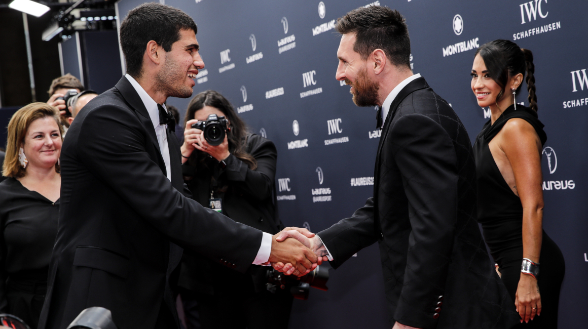 Lionel Messi saluda con el tenista español Carlos Alcaraz en la gala de los Premios Laureus.