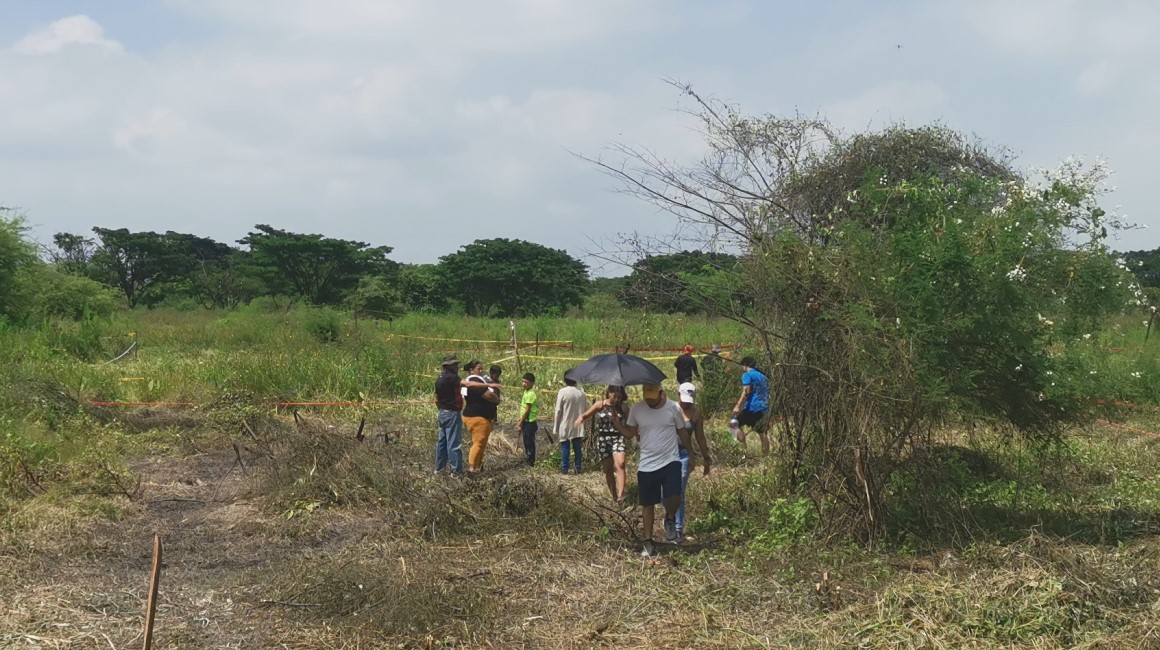 Decenas de personas se internaron la mañana de este lunes 8 de mayo en un área ecológica sensible del Parque Samanes, zona de invasión en Guayaquil. 