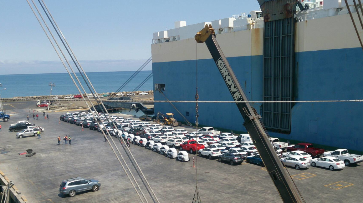 Desembarque de vehículos importados en el Puerto de Manta.