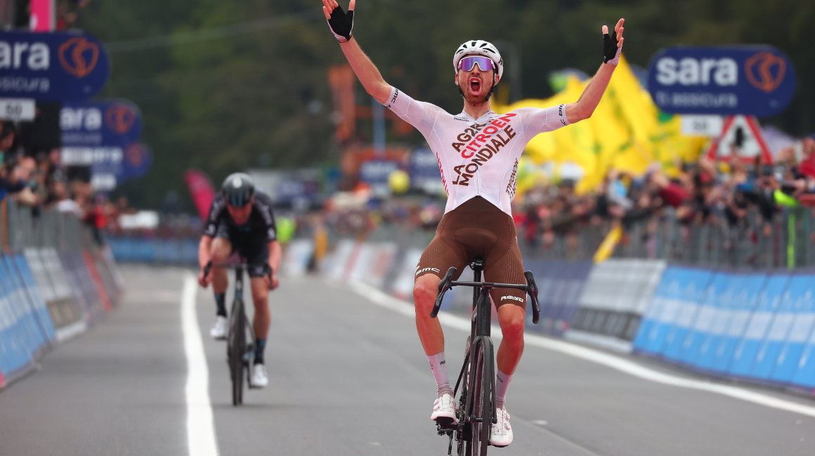 El 9 de mayo de 2023, el francés Aurelién Paret Peintre festeja su victoria en la Etapa 4 del Giro de Italia, por delante del noruego Andreas Leknessund, que es el nuevo líder.