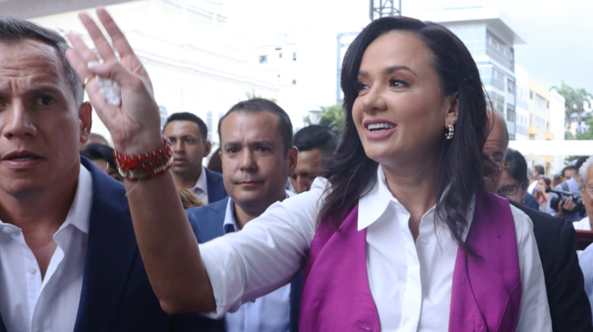 La prefecta electa de Guayas, Marcela Aguiñaga, llega a la entrega de credenciales por parte del CNE en Guayaquil, el 9 de mayo de 2023.