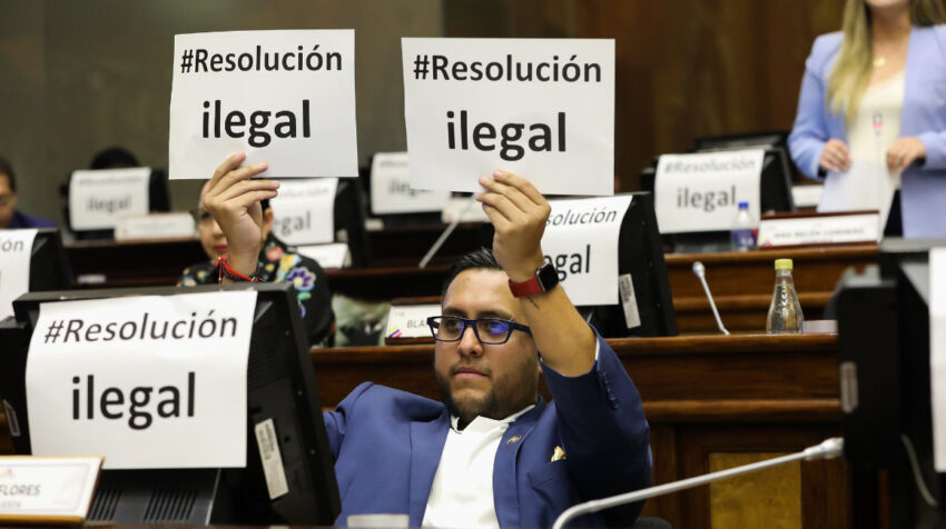 El asambleísta Juan Fernando Flores (BAN), durante la sesión para decidir sobre el juicio político a Guillermo Lasso, este 9 de mayo de 2023.