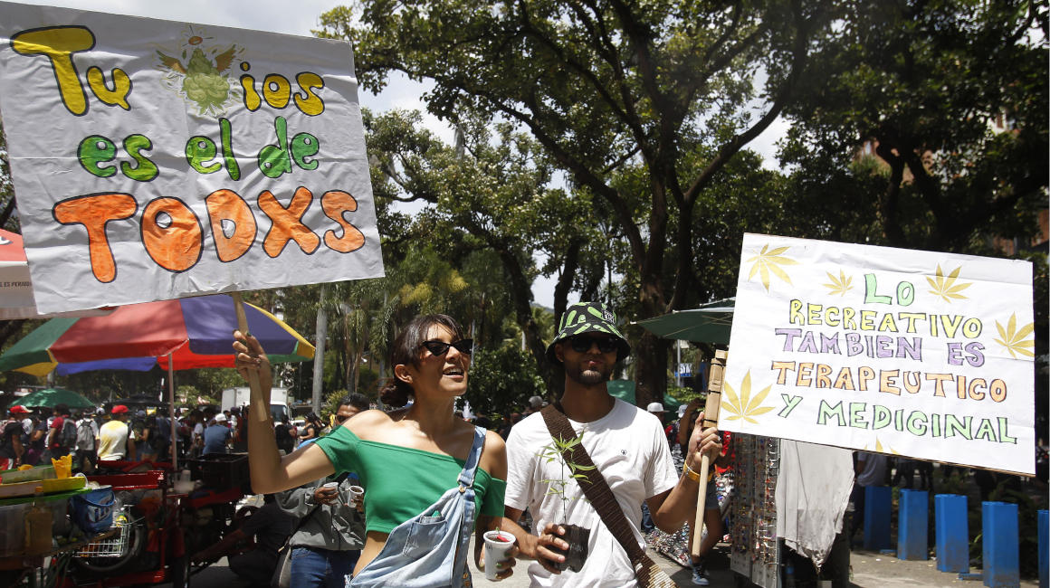 Personas participan durante una marcha a favor de la marihuana hoy, en Medellín, Colombia, el 6 de mayo de 2023.
