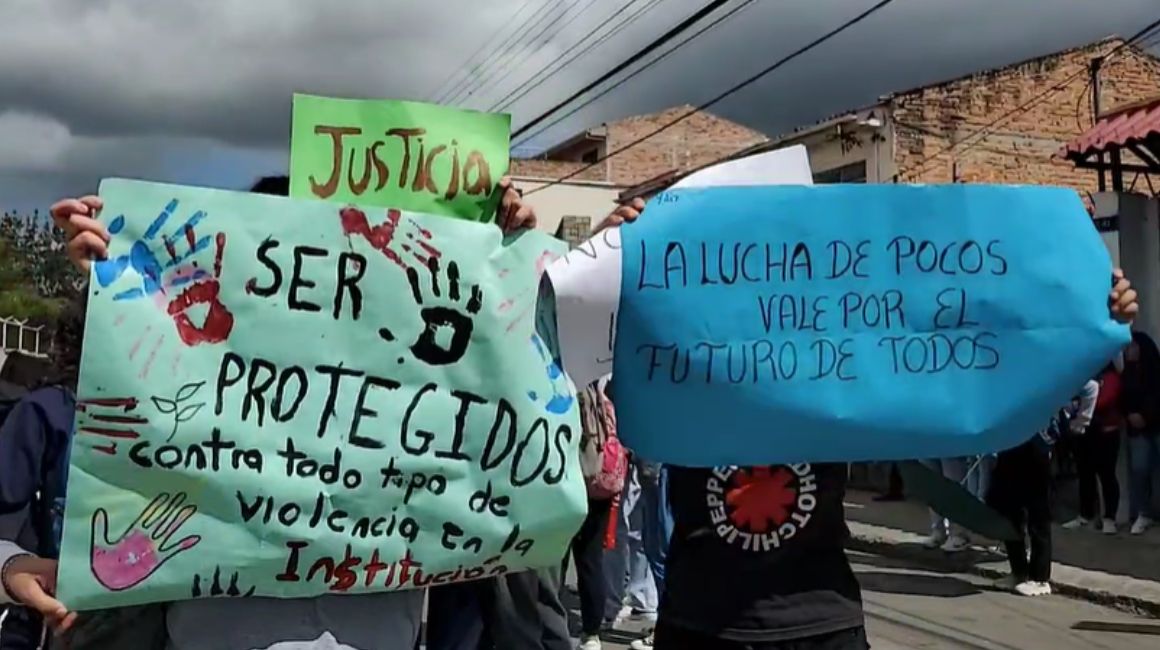 Estudiantes del colegio Herlinda Toral de Cuenca hacen un plantón contra los docentes por presuntos malos tratos.