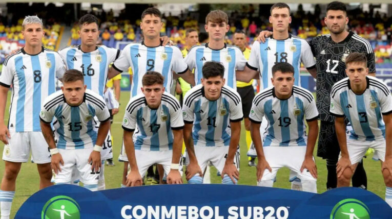 Los jugadores de la selección argentina antes de uno de sus partidos en el Sudamericano Sub 20, en Colombia.