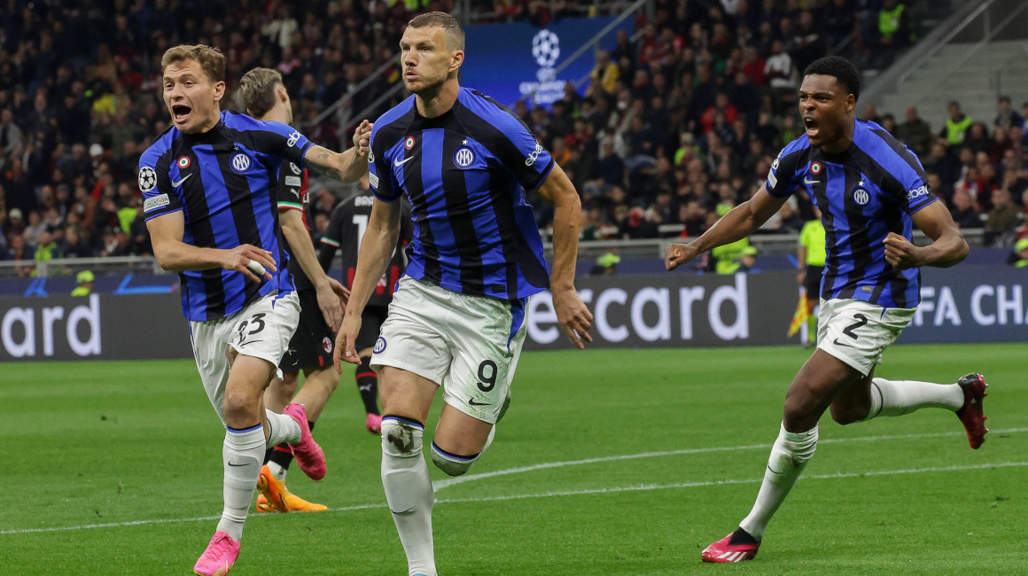 Edin Dzeko celebra su gol en el partido de Inter ante Milan, en el estadio Giuseppe Meazza, el 10 de mayo de 2023.