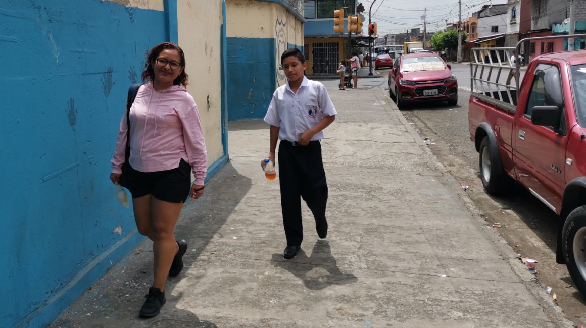 Claudia Bonilla y su hijo de 12 años, habitantes de El Cisne 2, al suroeste de Guayaquil, tuvieron que comprar bebidas debido al calor, al regresar de colegio.  