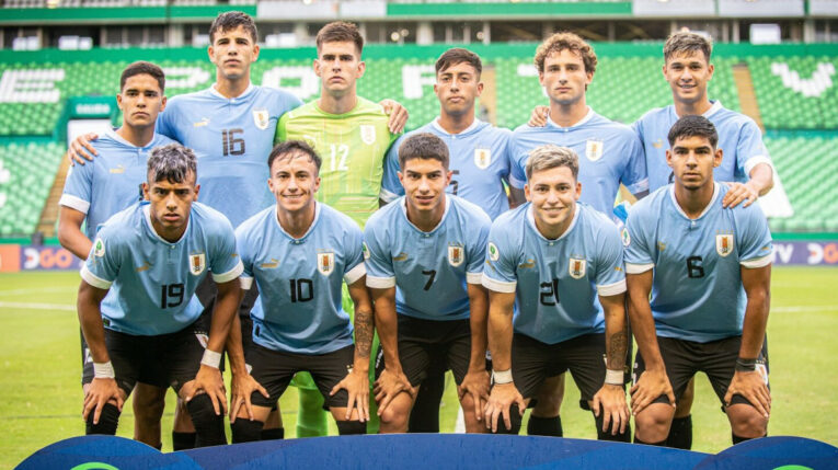 Los jugadores uruguayos posan para una foto antes de un partido por el Sudamericano Sub 20 de Colombia, en enero de 2023.
