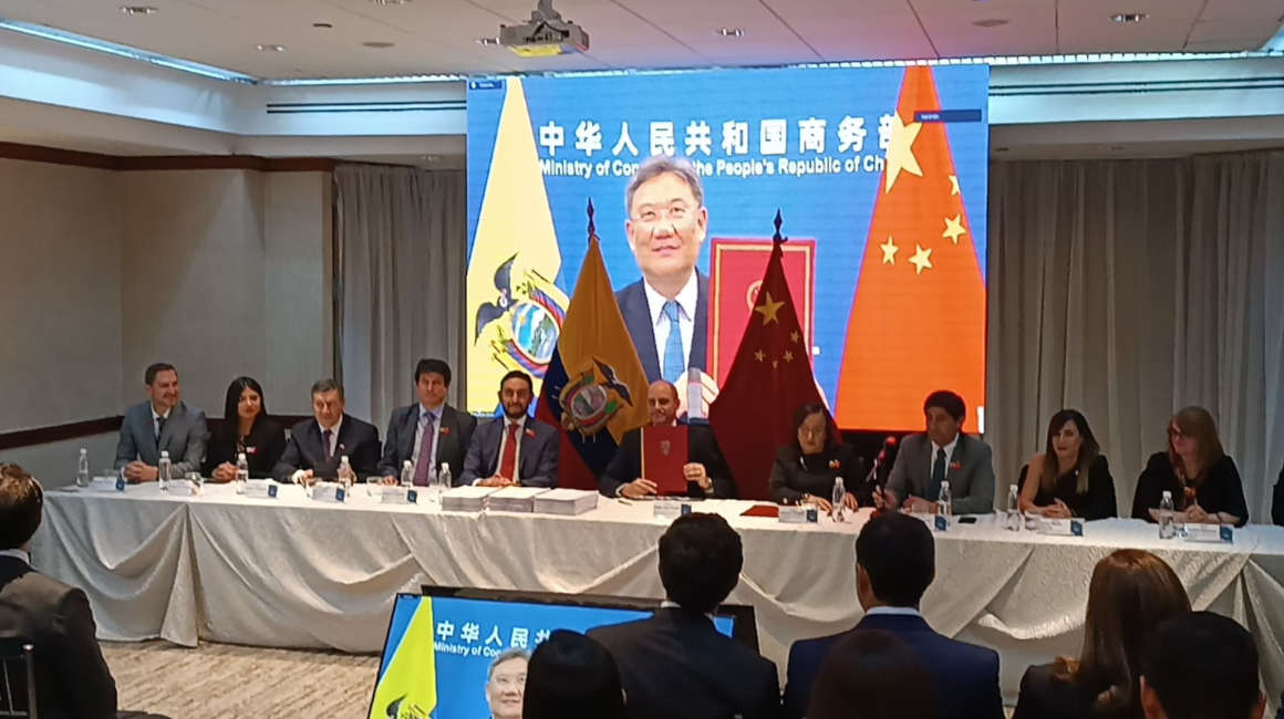 Firma del acuerdo comercial entre Ecuador y China, el 10 de mayo de 2023.