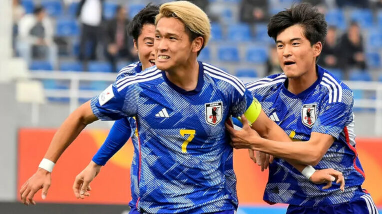 Kuryu Matsuki y sus compañeros de Japón celebran un gol convertido a Arabia Saudita en el campeonato asiático Sub 20.