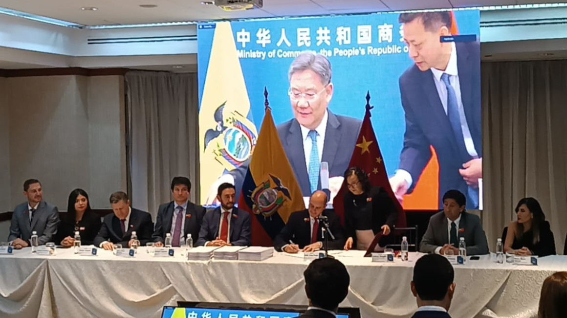 El ministro de Producción de Ecuador, Julio José Prado, y su homólogo de China, Wang Wentao, firmaron un acuerdo comercial, el 10 de mayo de 2023. Lo hicieron de manera simultánea, desde Quito y Beijing.