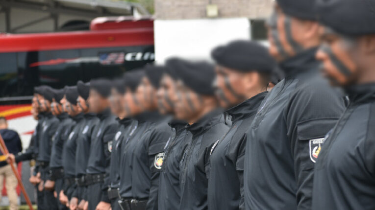 Primera promoción de agentes penitenciarios del l Grupo Especial de Seguridad en Situación de Crisis (Gessic), durante su graduación, el 8 de mayo de 2023.