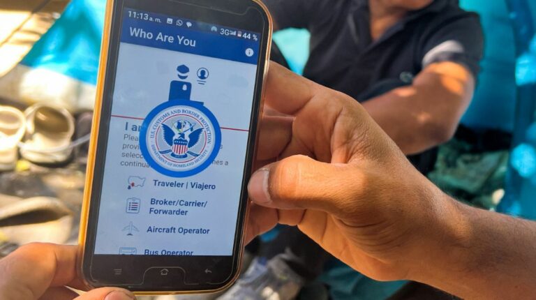 Un migrante muestra la aplicación CBP One, diseñada para tramitar citas para pedir asilo, en Ciudad Juárez, México, el 10 de mayo de 2023.