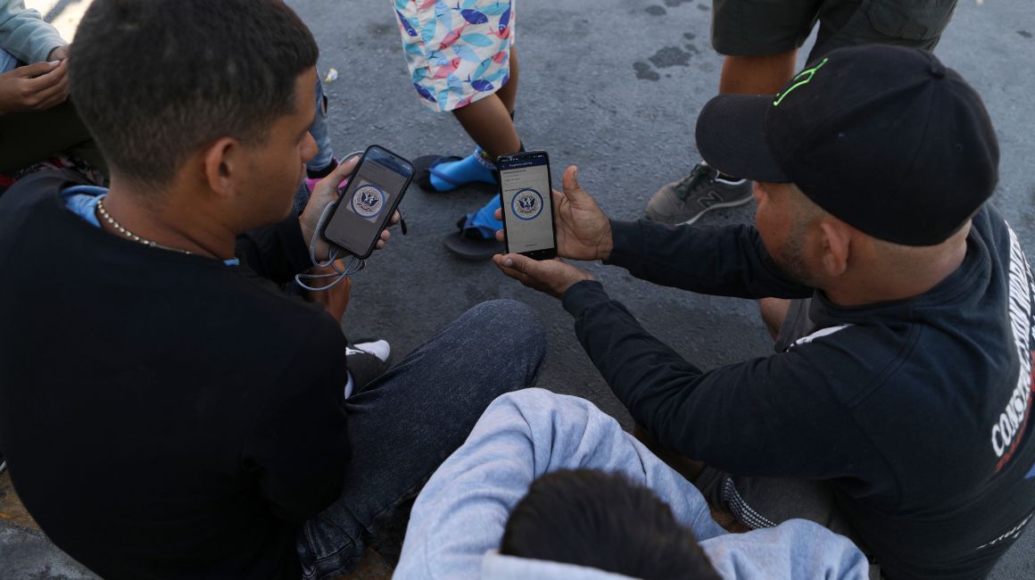 Migrantes intentan obtener un turno en la aplicación CBP One, el 10 de mayo de 2023, en Ciudad Juárez, México, frontera con EE.UU. 