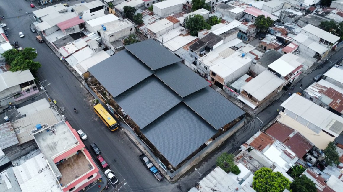 La construcción del Mercado San Gregorio, contratada por el Municipio de Guayaquil en el Guasmo Sur, ha sufrido retrasos y paralizaciones por extorsión a los contratistas y ataques a la obra.