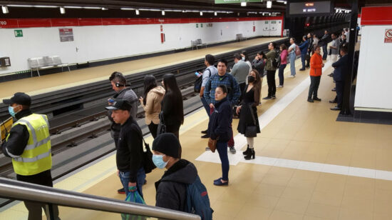 Imagen referencial de personas en el Metro de Quito, la mañana del 11 de mayo de 2023. 
