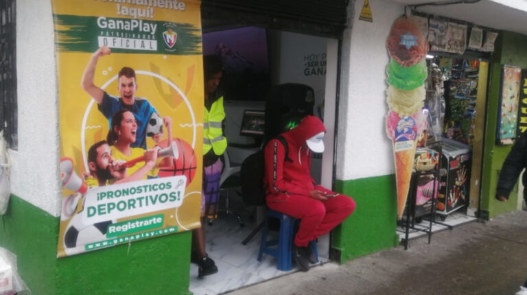 Negocios de pronósticos deportivos pagarán Impuesto Único, plantea reforma tributaria. Foto de un negocio en Turubamba, sur de Quito.