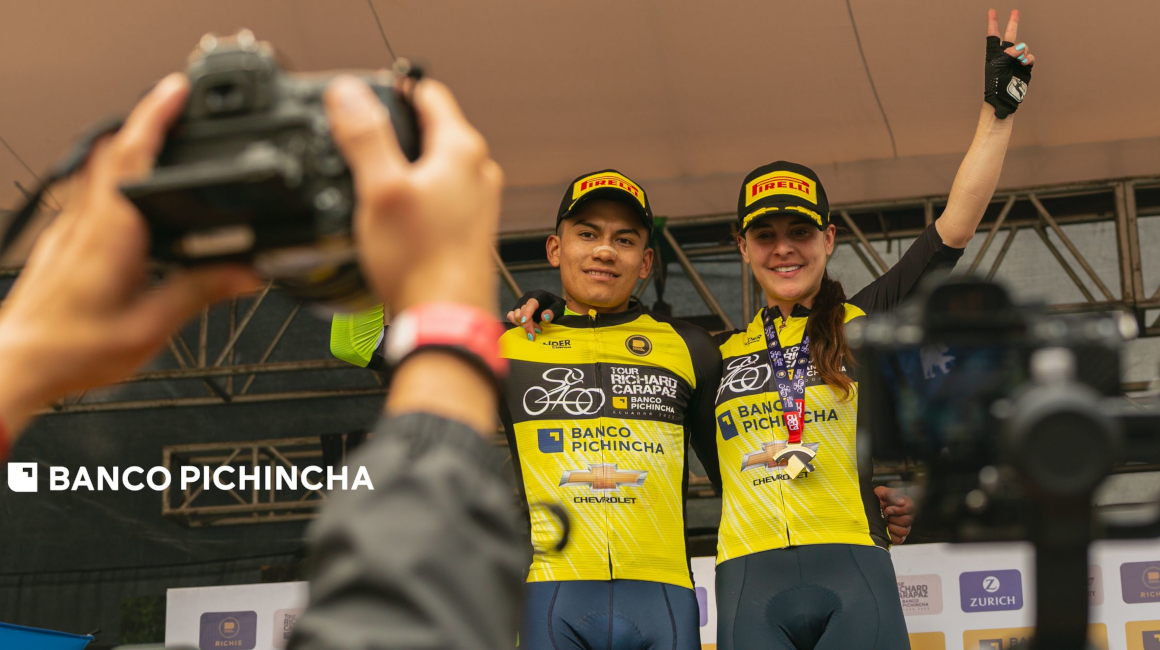 Brayan Obando y Dani Enríquez, ganadores de la Etapa 2 del Tour Richard Carapaz, en Cuenca, el 30 de abril de 2023. 