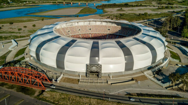 Vista aérea del Estadio Único Madre de Ciudades, en Santiago del Estero, Argentina.