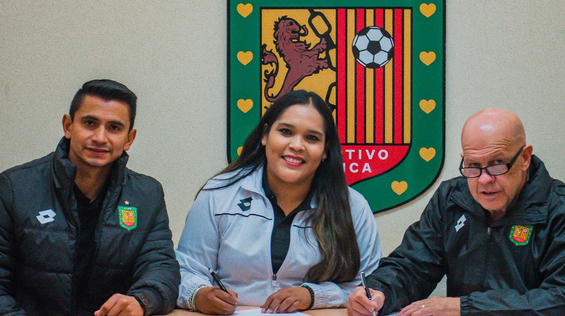 Luis Fernando Saritama, Nataly Villavicencio y Carlos Ischia durante la firma del contrato del DT con Deportivo Cuenca, el 12 de mayo de 2023.