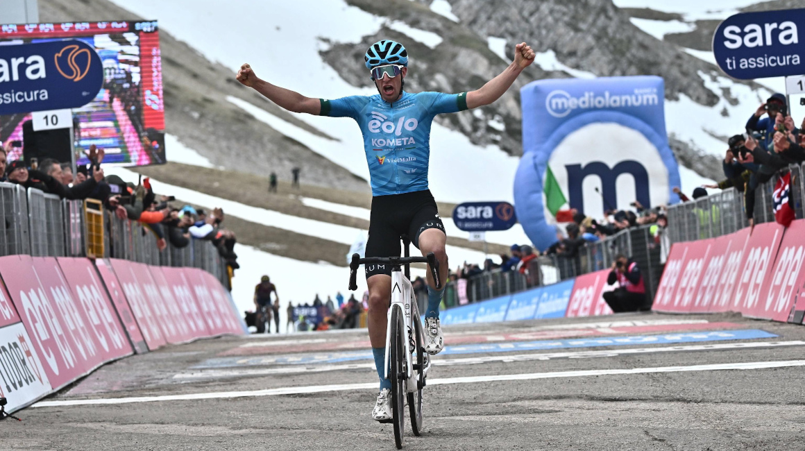 El ciclista italiano Davide Bais del Eolo-Kometa Cycling Team en acción para cruzar la meta y ganar la séptima etapa del Giro, el 12 de mayo de 2023.
