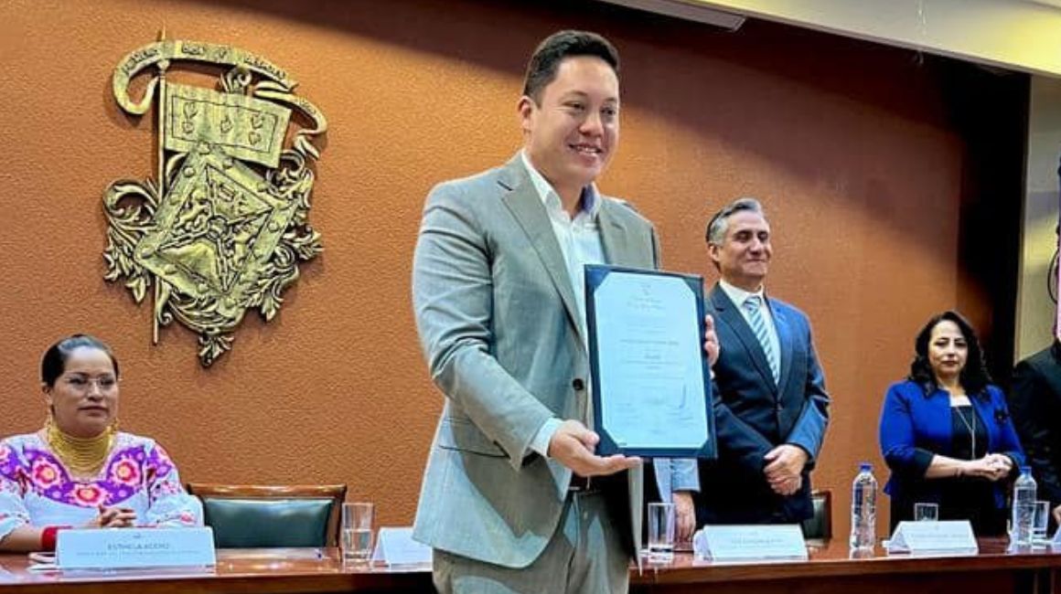 Cristian Zamora recibe su credencia como alcalde de Cuenca.