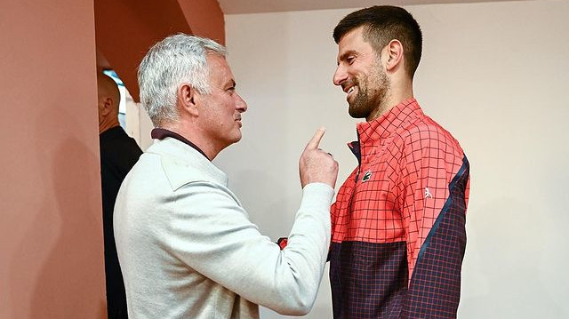 El director técnico, José Mourinho, de la Roma saluda con el tenista Novak Djokovic el 12 de mayo de 2023.