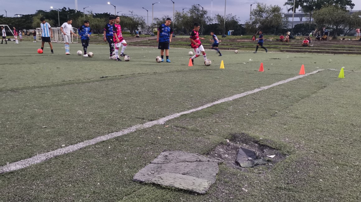 Dos canchas de fútbol lucen con el césped sintético destruido en el parque Samanes, al norte de Guayaquil. 