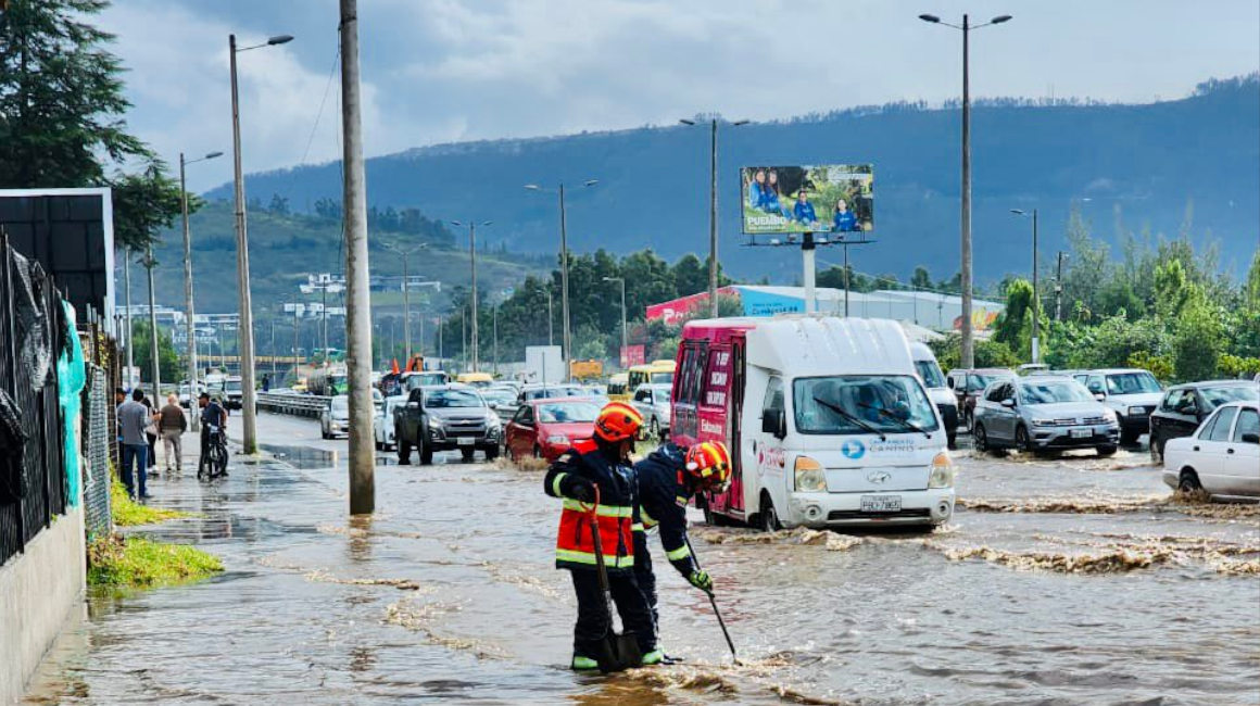 Autos atrapados en la Ruta Viva por un fuerte aguacero, el 12 de mayo de 2023.