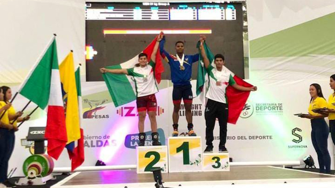El halterista ecuatoriano, Germán Palacios, en el podio tras ganar el oro del campeonato Panamericano Levantamiento de Pesas.