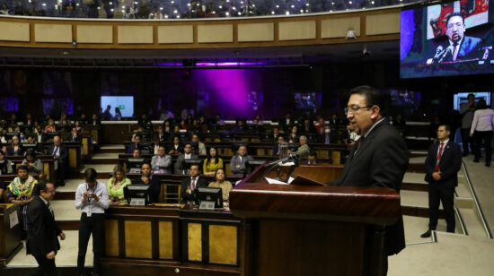 El presidente de la Asamblea, Virgilio Saquicela, habla ante el Pleno el 10 de mayo de 2023.