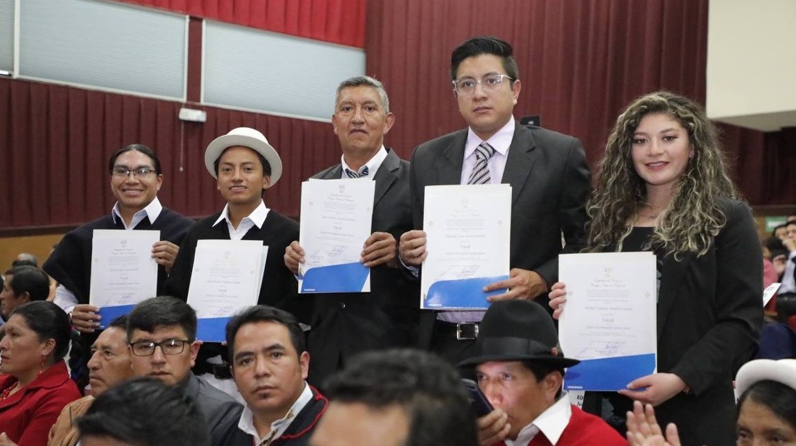 Entrega de credenciales a las autoridades electas para la dignidad de Vocales de Juntas Parroquiales de Tungurahua por parte del CNE.