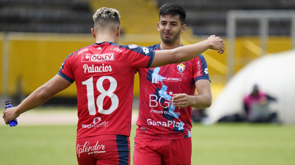 Byron Palacios y Ronie Carrillo celebran un gol de El Nacional ante Orense.