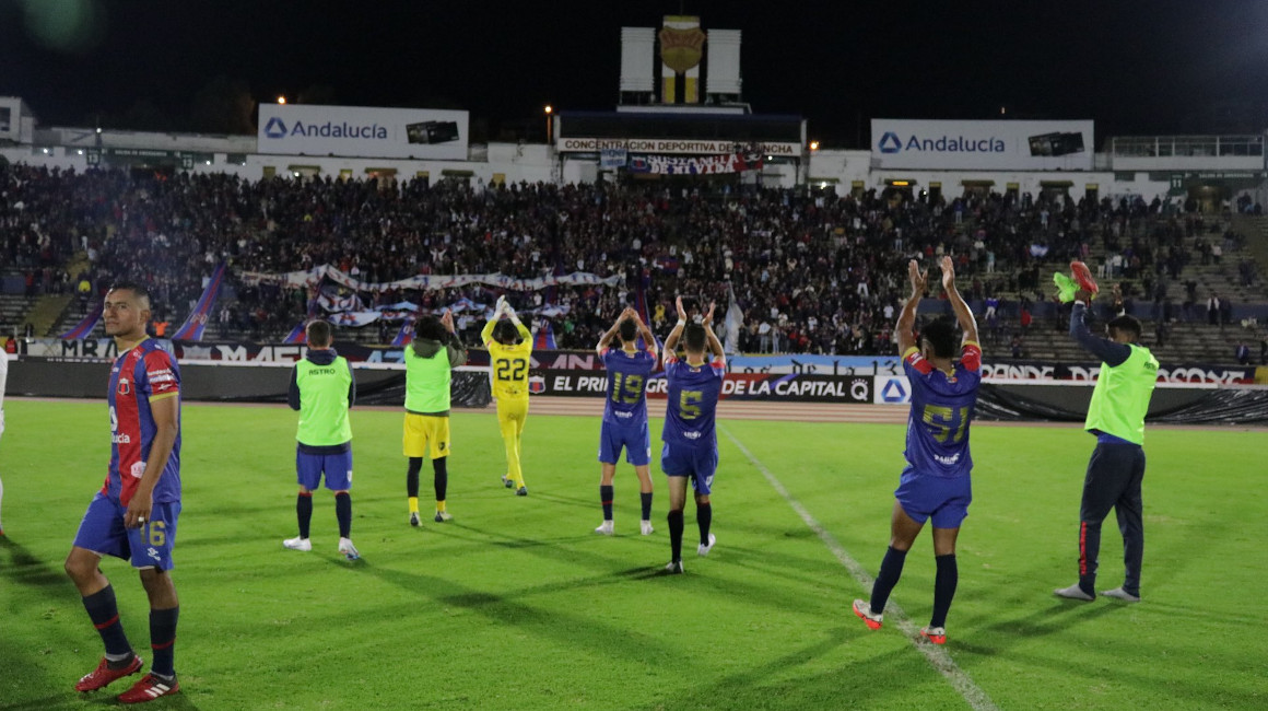 Los jugadores del Deportivo Quito saludan a sus hinchas luego de la victoria en la Fecha 4 de la Segunda categoría, el 12 de mayo de 2023.